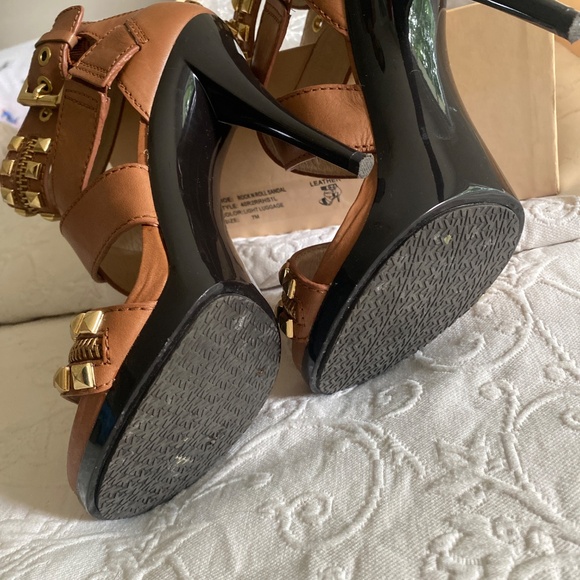 Michael Kors beige leather studded pumps 7 - Picture 4 of 5